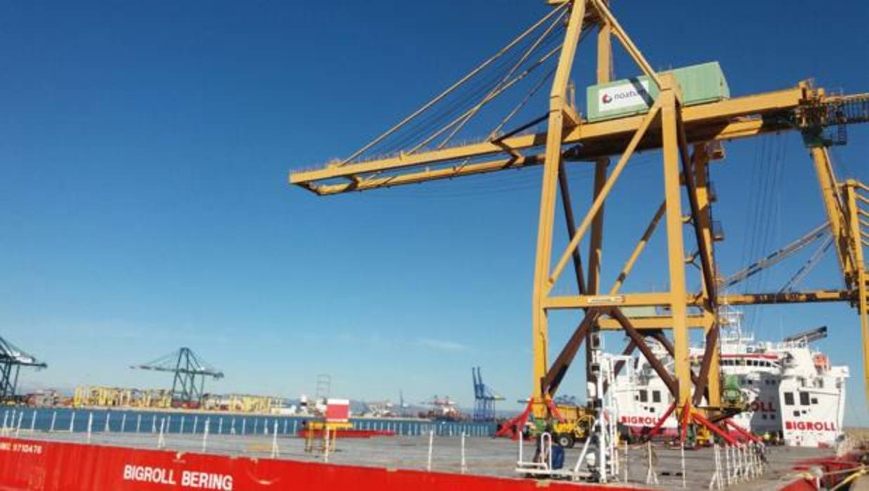 La grúa 'Post Panamax' este viernes en Valencia en la plataforma que la traerá al puerto de Cádiz