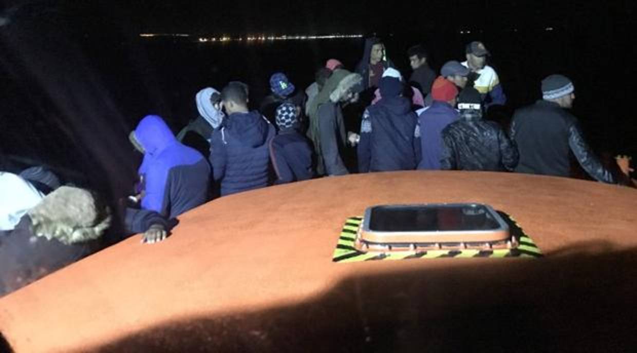 Los inmigrantes son enviados al puerto de Barbate tras ser rescatados.