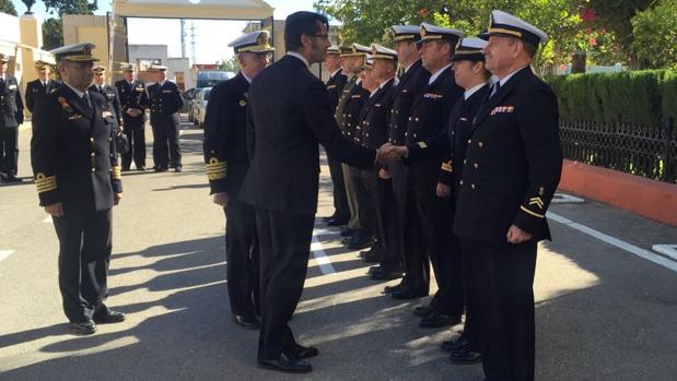 El subsecretario de Defensa visita las escuelas de la Armada en la Bahía