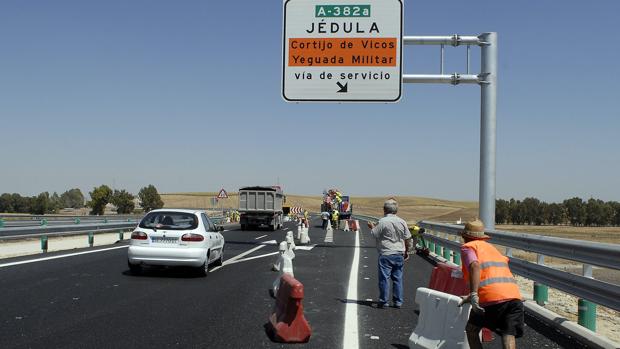 Rescatadas dos personas que quedaron atrapadas en un coche tras caer en un canal de fango y lodo