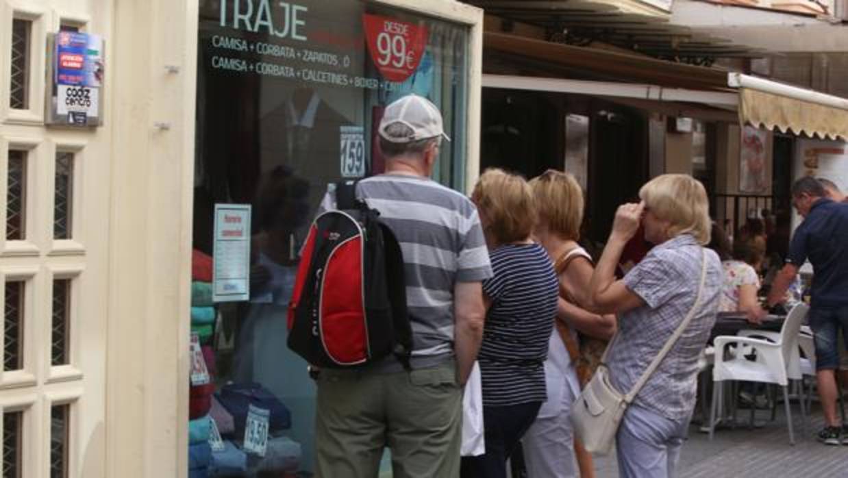 Varios turistas visitan el centro comercial del casco histórico