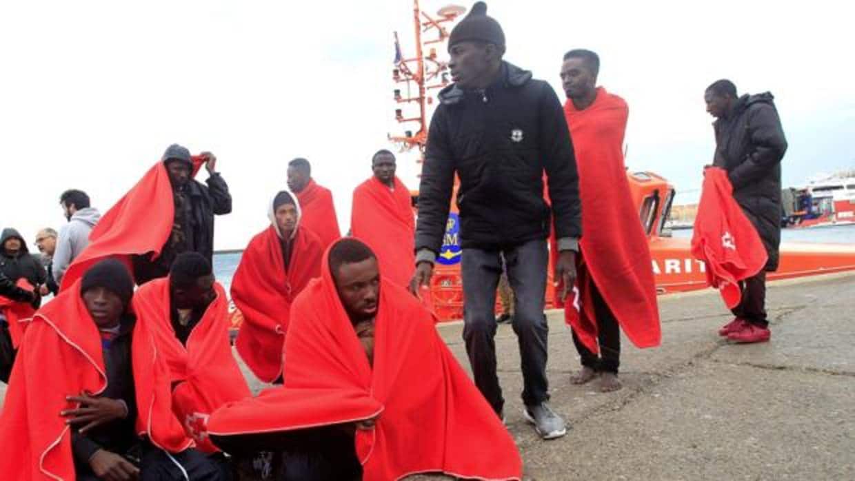 Rescatados once inmigrantes a bordo de una patera cuando trataban de cruzar el Estrecho