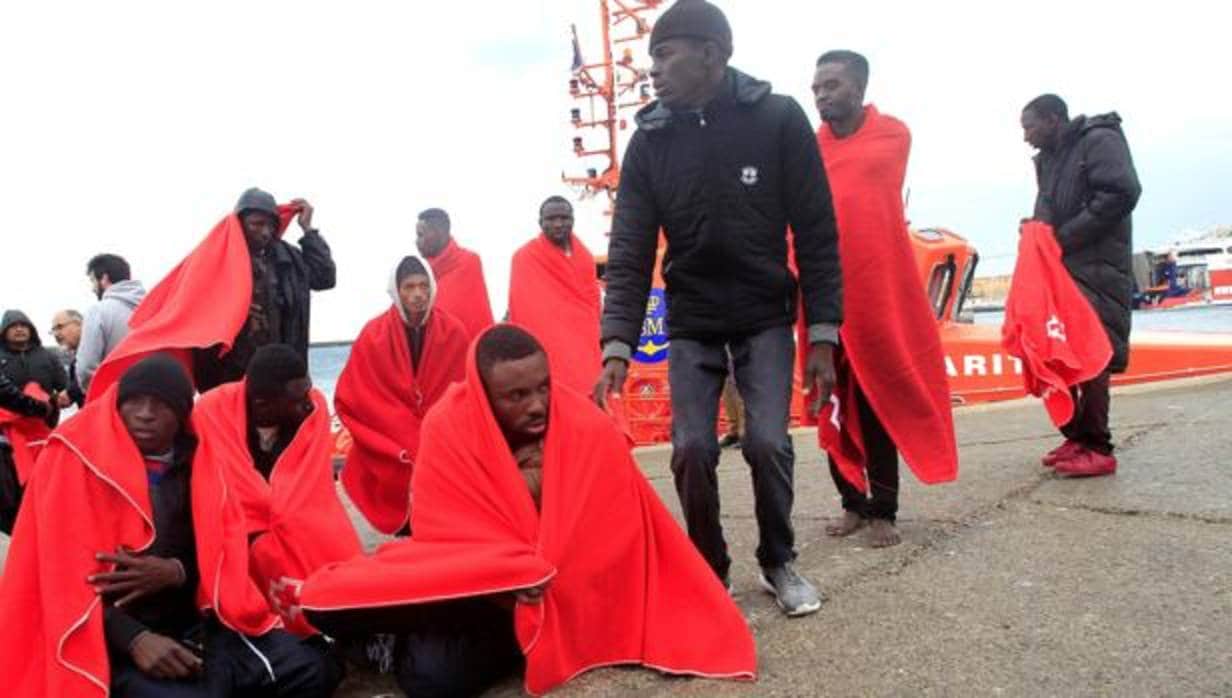 Ascienden a 36 las personas rescatadas a bordo de cuatro pateras en aguas del Estrecho