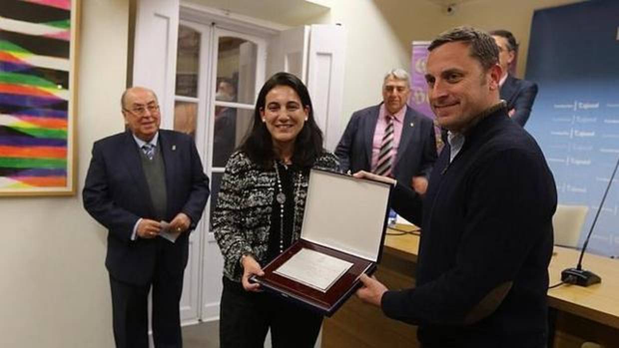 Vallejo cuando recibió el premio del certamen de relatos cofrades