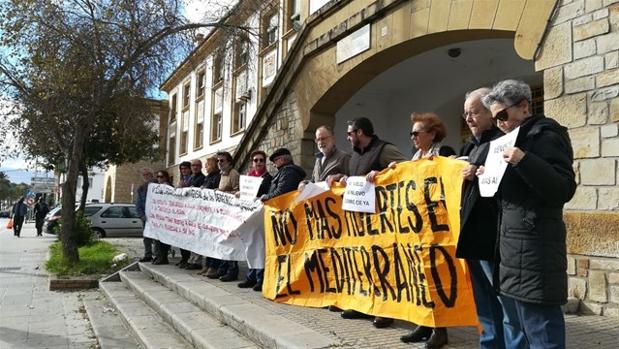 La Apdha se concentra ante el CIE de Algeciras