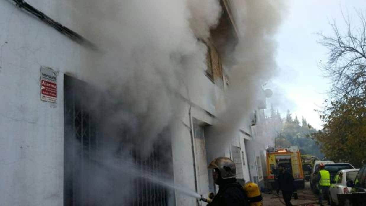 El fuego obliga a desalojar una fábrica de bolsos de lujo en Ubrique