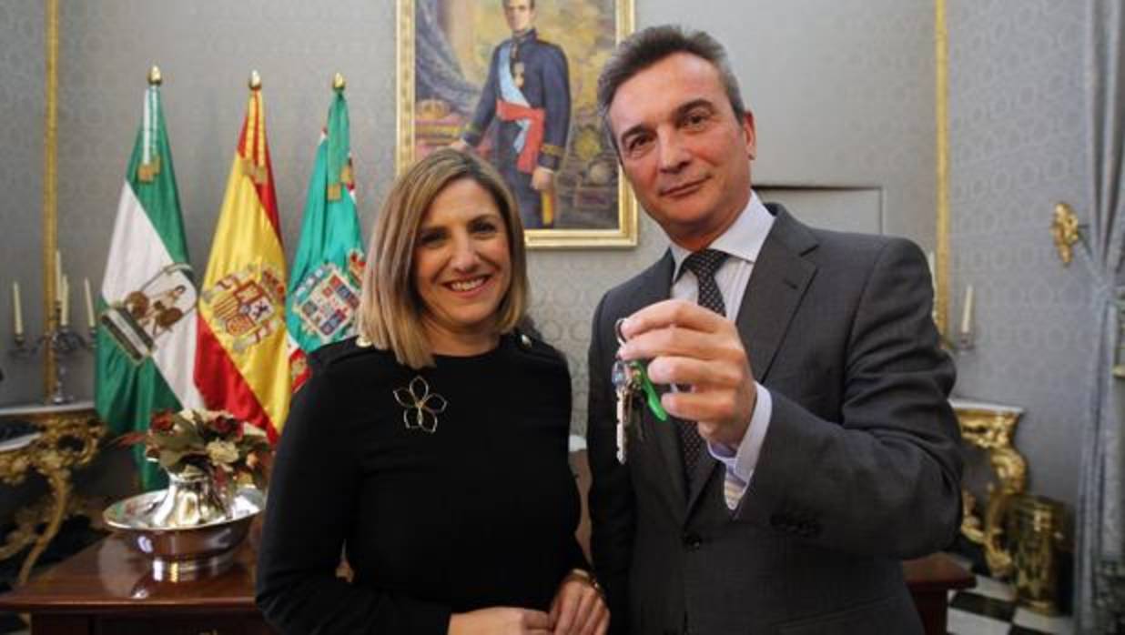 Irene García y Eduarzo González Mazo con las llaves de Valcárcel