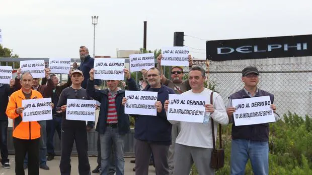 Protesta de extrabajadores de Delphi en 2014 contra el derribo de las naves