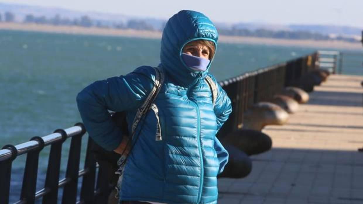 Una mujer se protege del frío en Cádiz