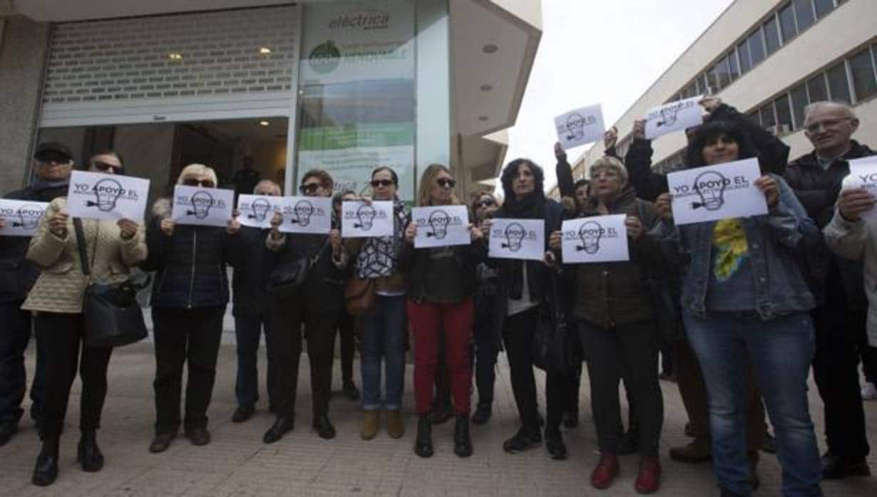 Un grupo de gaditanos concentrados frente a Eléctrica de Cádiz reclamando el bono social.