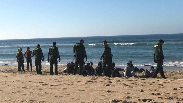 Vídeo: Llega una patera con una quincena de menores a Zahora