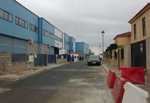 La calle Camino de Salteras ha estado de obras durante las fiestas para instalar alumbrado