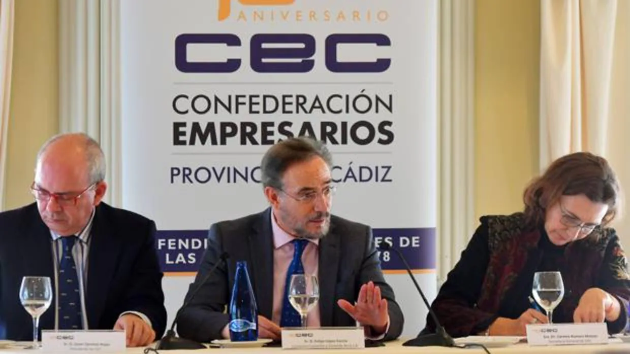 El consejero de Fomento, Felipe López, ha participado en un coloquio organizado por la CEC.