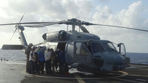 Cómo realiza una evacuación médica un helicóptero de la Armada