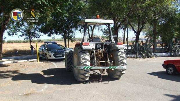 Detenidas dos personas de un grupo criminal que robaron con un tractor un cajero en Marinaleda