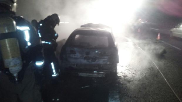 El incendio en un coche provoca largas retenciones en la A-49 a su paso por Bormujos