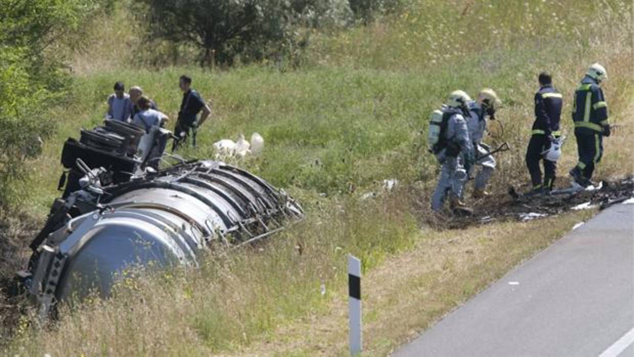 Un conductor ha fallecido al volcar su camión cisterna a la altura de Écija