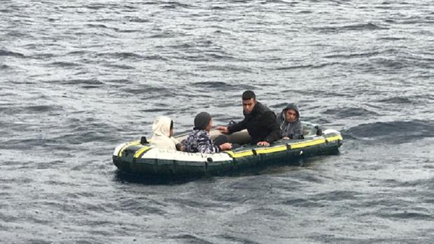 Trasladan a Tarifa a cuatro menores rescatados de una patera hinchable