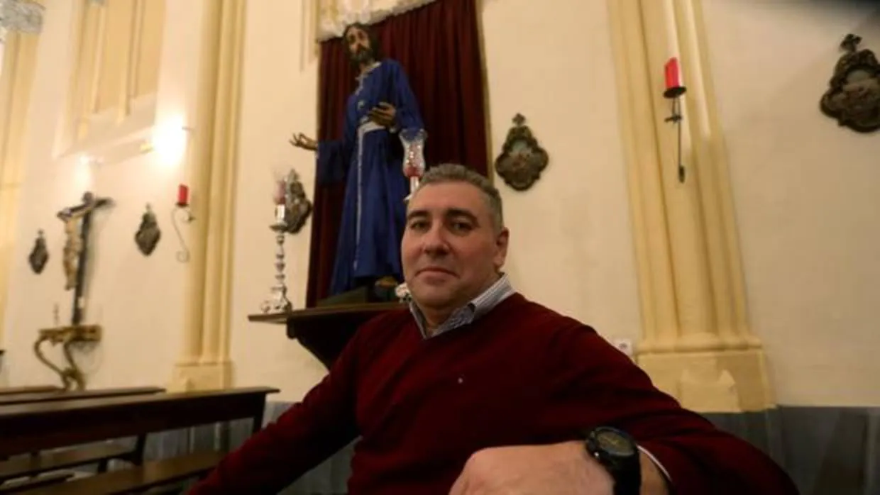 Rafael Galeano, en la capilla del Beato, ante la imagen de Nuestro Padre Jesús en su Prendimiento.