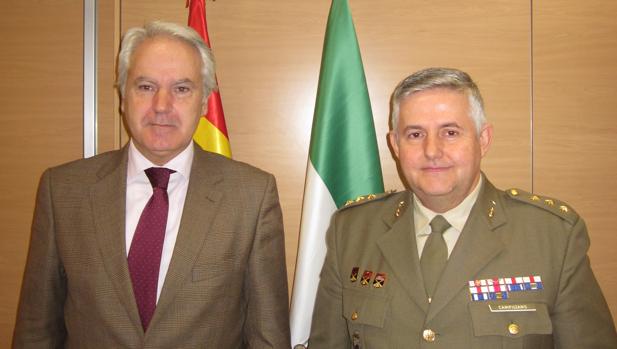 El coronel Campuzano, nuevo comandante militar de Cádiz, cumplimenta al subdelegado