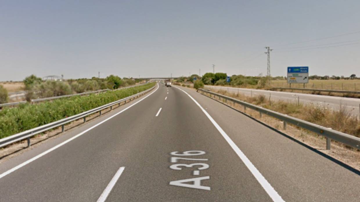 El accidente ha ocurrido en el kilómetro 13 de la A-376 a la altura de Alcalá de Guadaíra