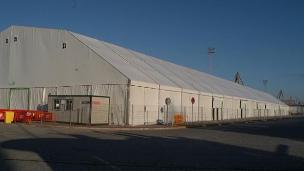 La instalación de la carpa, aún en el aire