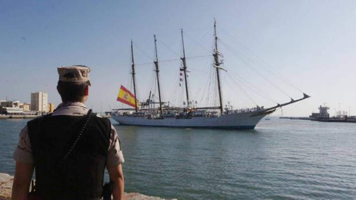 El buque escuela a su llegada a Cádiz de su último crucero de instrucción.