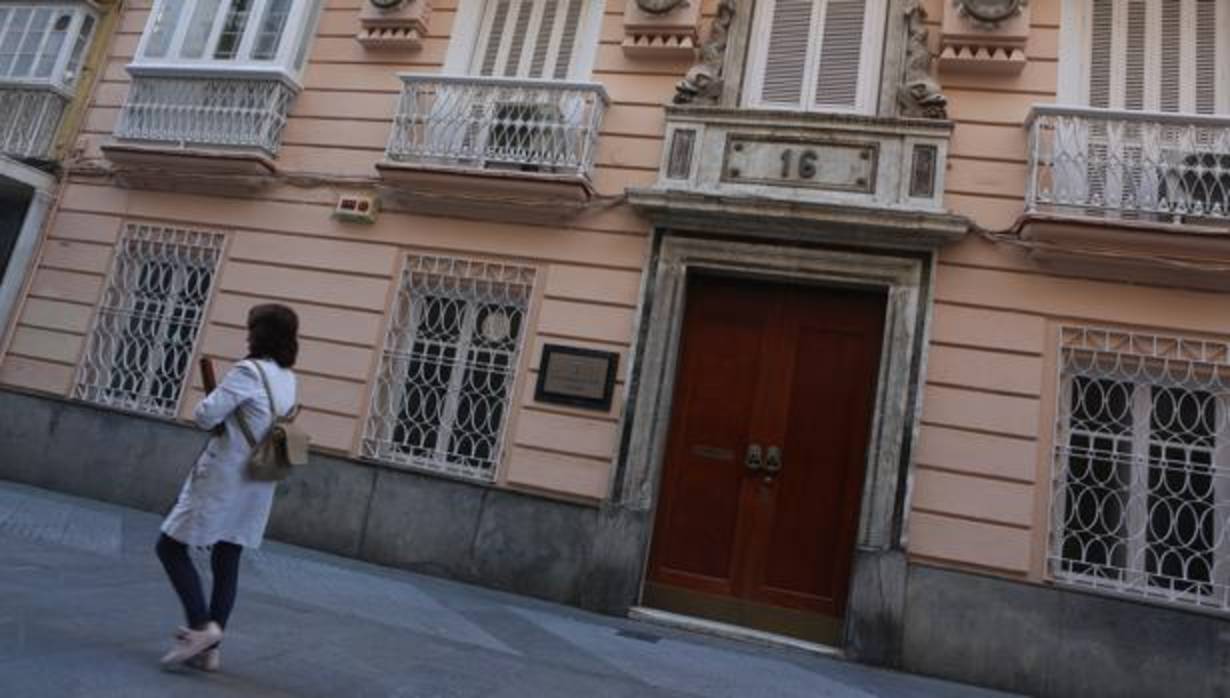 El Ayuntamiento cede el centro Reina Sofía a cambio del edificio del rectorado de la calle Ancha.