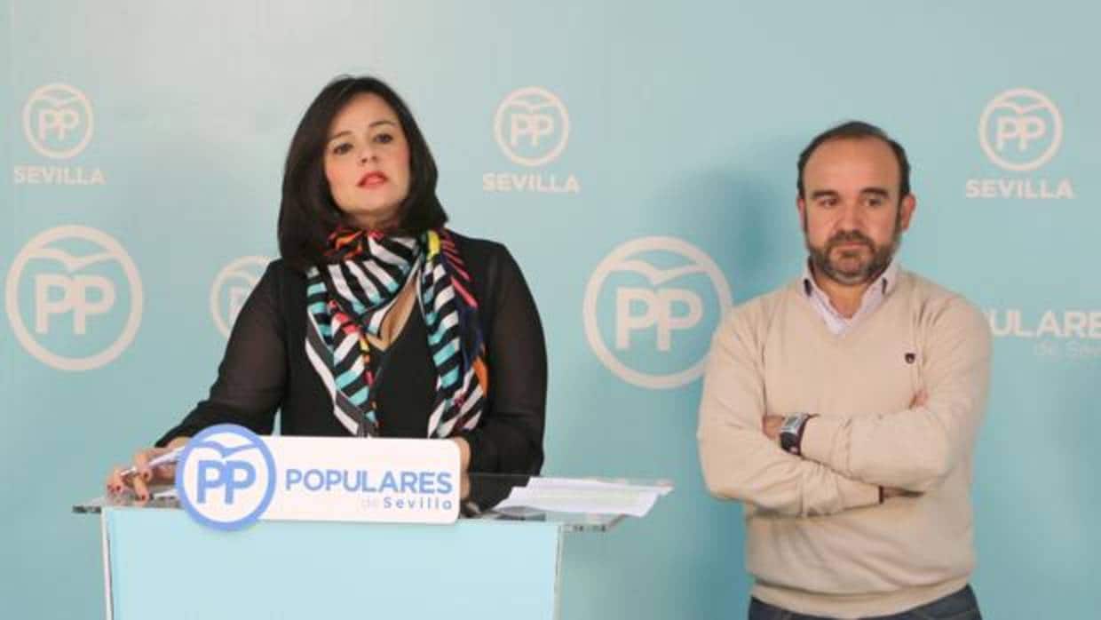 La presidenta del PP Sevilla, Virginia Pérez, junto al diputado provincial y Alberto Sanromán