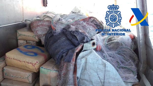 Detenidas 13 personas e incautadas 12 toneladas de hachís en un barco a 130 millas de la costa gaditana