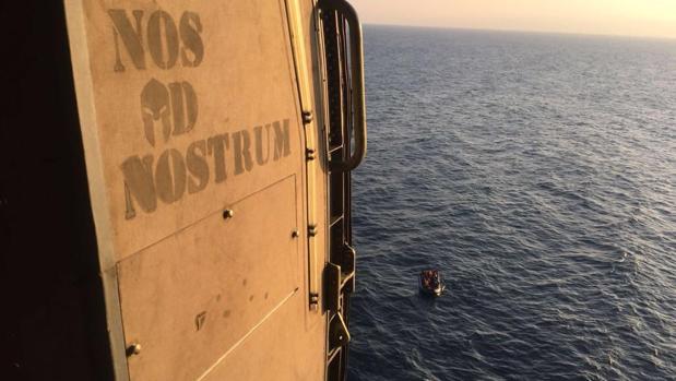 Un helicóptero de la Armada localiza una patera en el Estrecho