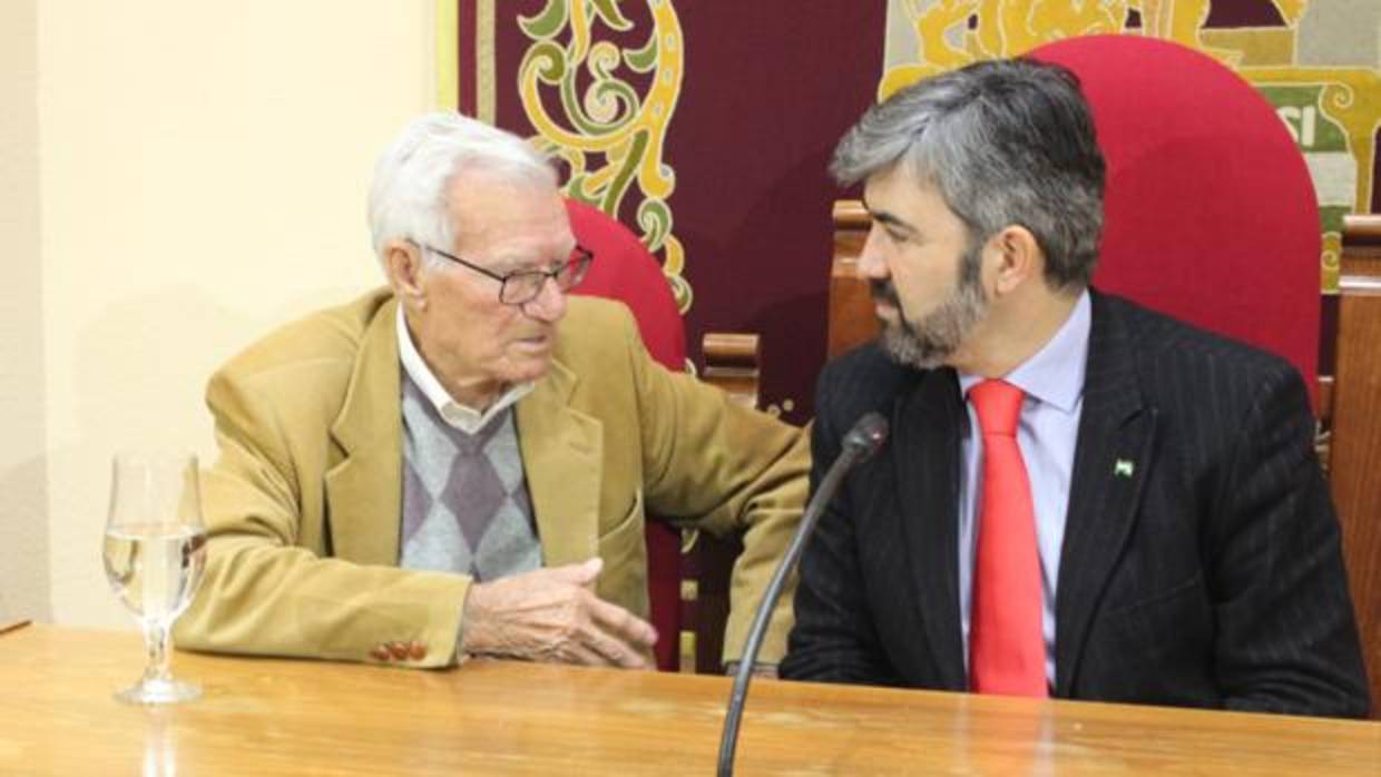 Joaquín Navarro (izquierda), junto con el alcalde de Coria del Río, Modesto González