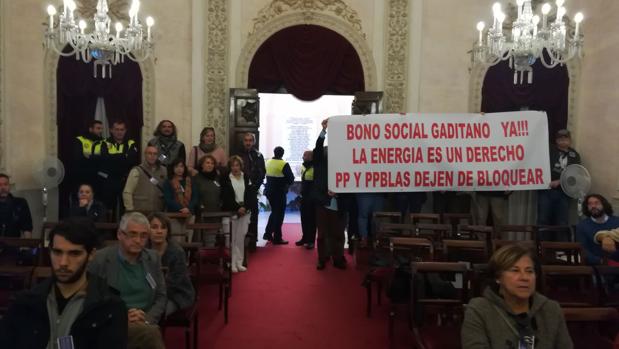 «Eres un demagogo y quieres a la gente pobre pero de lejos»