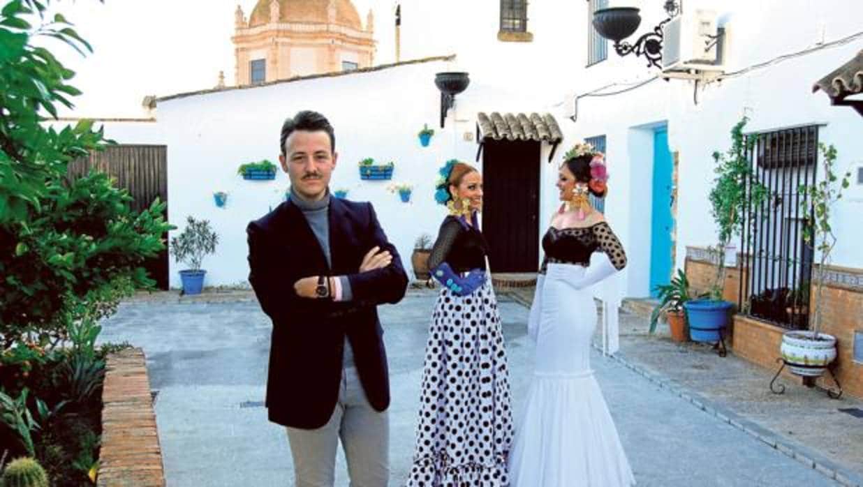 Antonio Mallén posando junto a Olalla Mallén y Mónica Caballero ataviadas con su creaciones