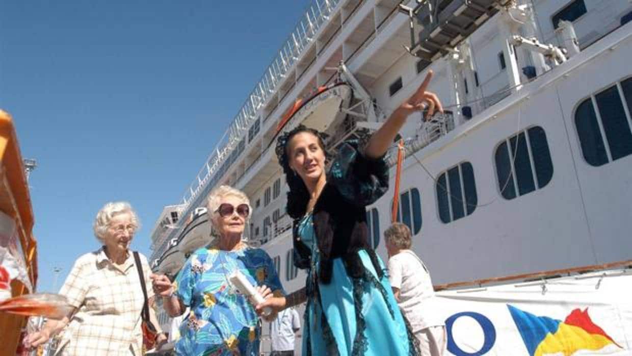 Dos crucerista descubren Cádiz