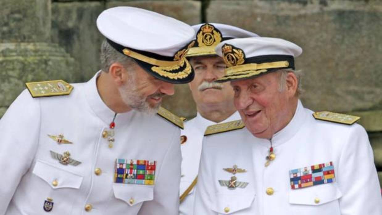 Felipe VI y Juan Carlos I durante el 300 aniversario de la Real Compañía de Guardiamarinas en Marín el pasado verano.