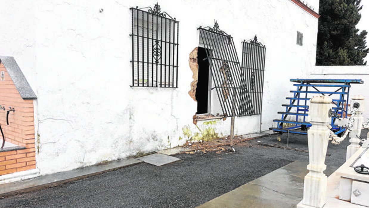 Arriba, reja arrancada de cuajo y detrás, la ventana destrozada