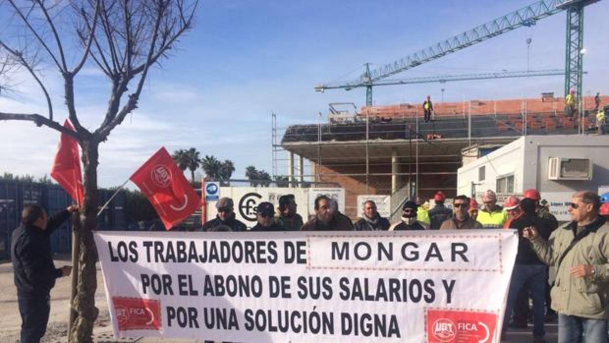 Protesta de kos trabajadores a pie de obra