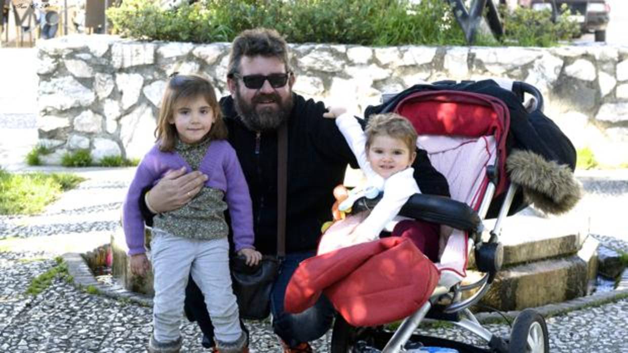 José Luis, padre del pequeño Abel, junto con su hija mayor