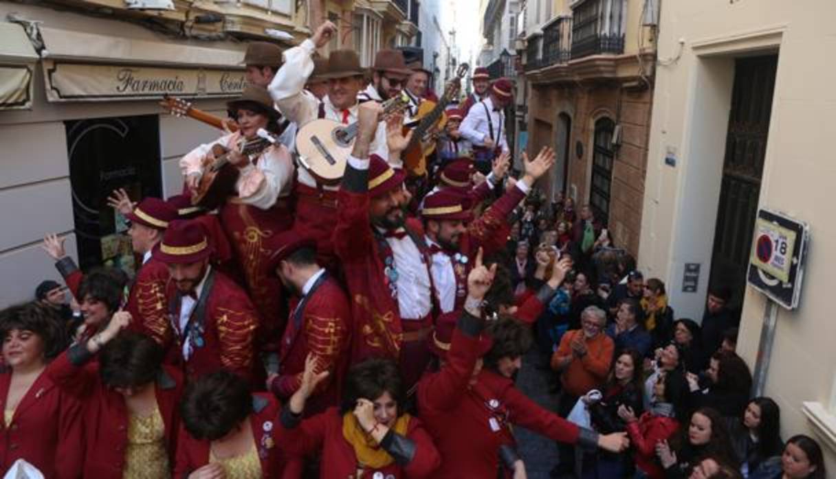 El coro de Luis Rivero enfila hacia la plaza del Palillero