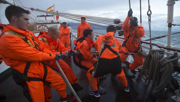 Elcano, rumbo a Las Palmas a toda vela