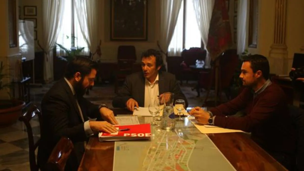 El alcalde, junto al portavoz de Ganar Cádiz, Martín Vila, y el portavoz socialista Fran González.