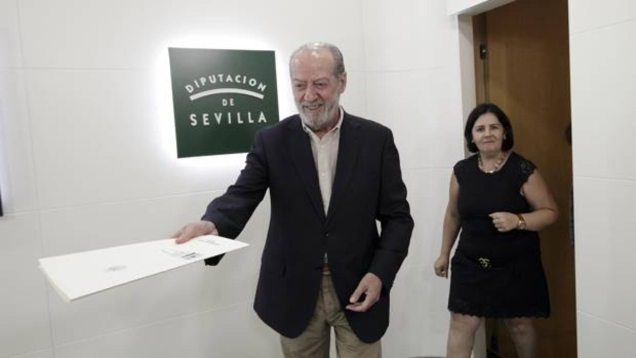 El presidente de la Diputación de Sevilla junto a Trinidad Argota en una imagen de archivo