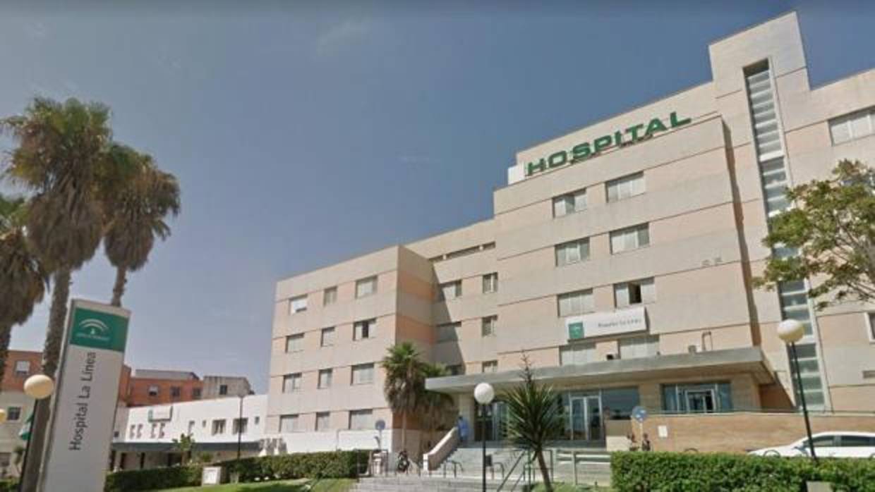 Concentración del personal sanitario hoy a las puertas del hospital de la Línea