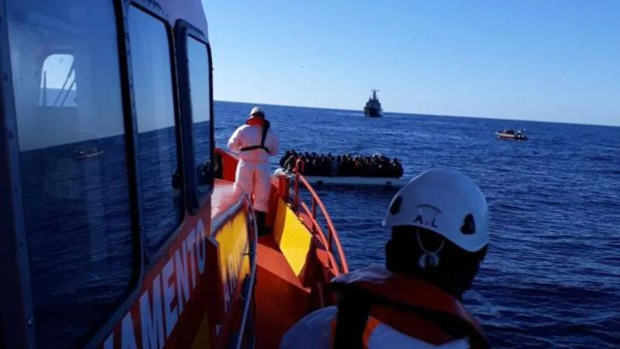 Rescatados seis menores de origen magrebí que trataban de alcanzar la costa de Cádiz