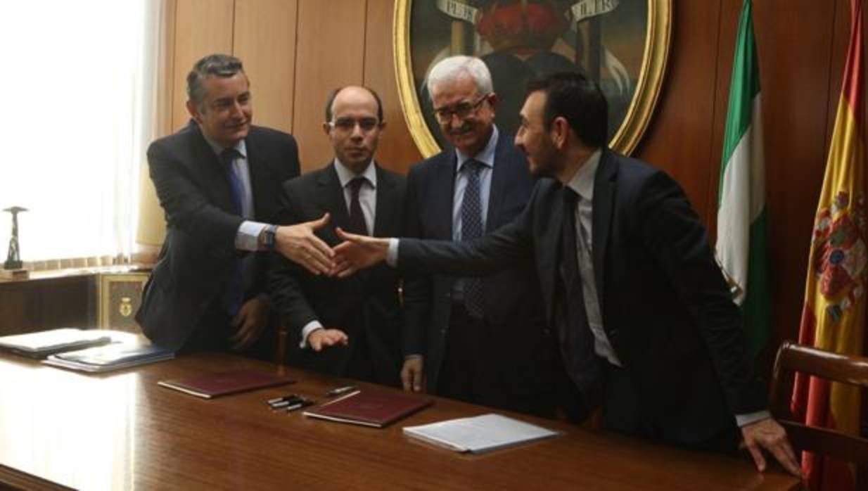 Los representantes del Gobierno central y de la Junta se felicitan por el acuerdo y ponen rumbo hacia la Red Logística de Cádiz.