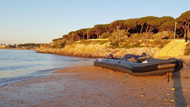 Aparece una neumática para alijar droga en una playa de El Puerto