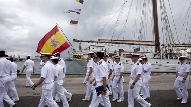 Las Palmas abraza al Juan Sebastián de Elcano