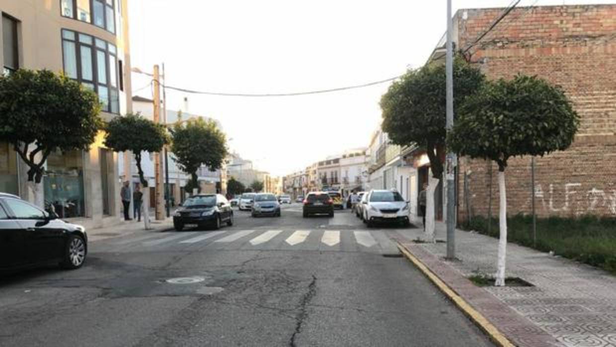 Uno de los pasos peatones existentes en Lora del Río