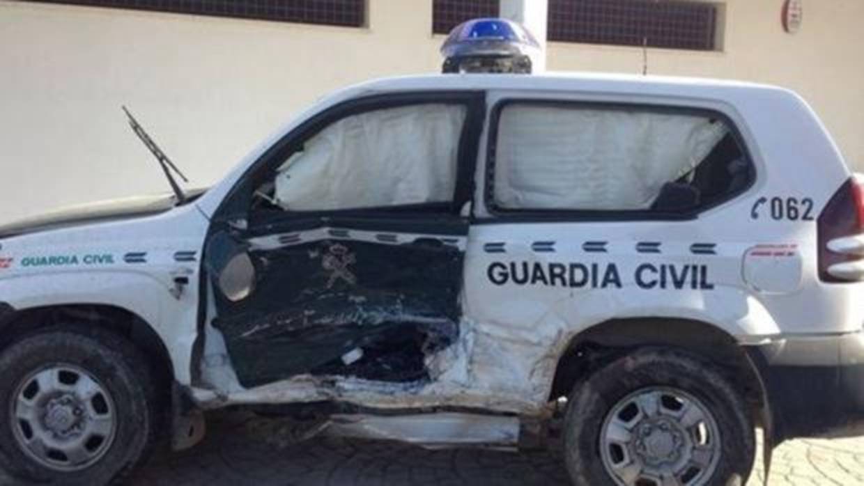 Estado de un vehículo de la Guardia Civil tras ser embestido por narcotraficantes
